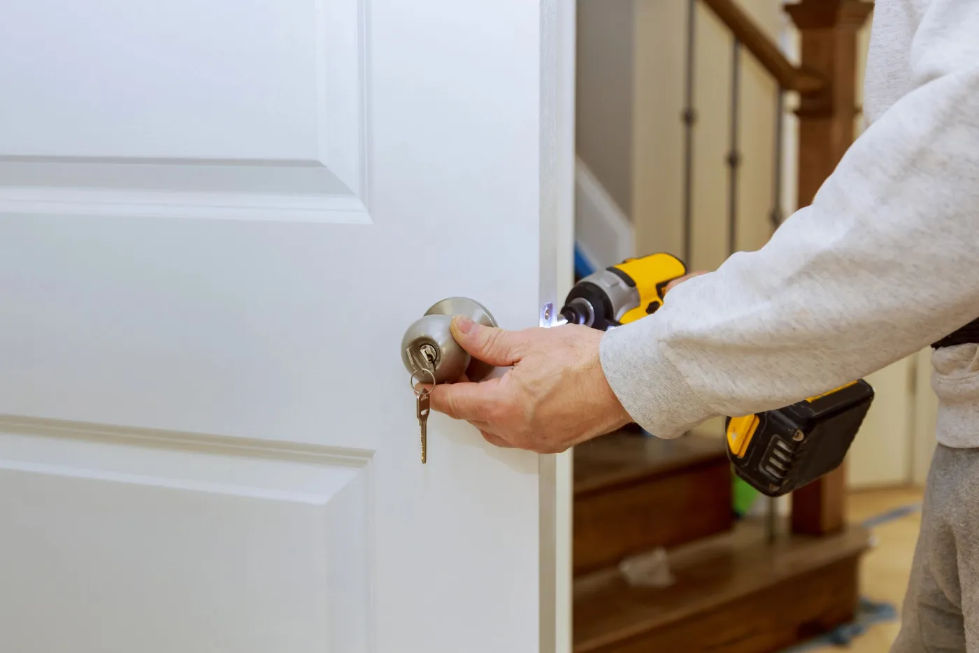 Pose d'une serrure à bouton sur une porte intérieure à Massy