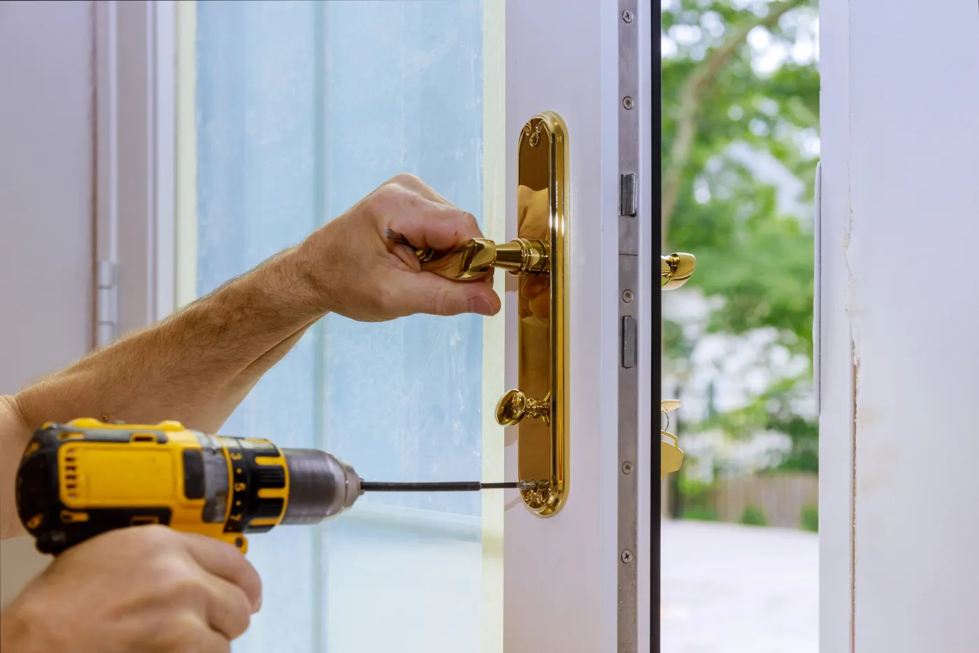 Installation d'une poignée sur une porte vitrée de pavillon à Massy